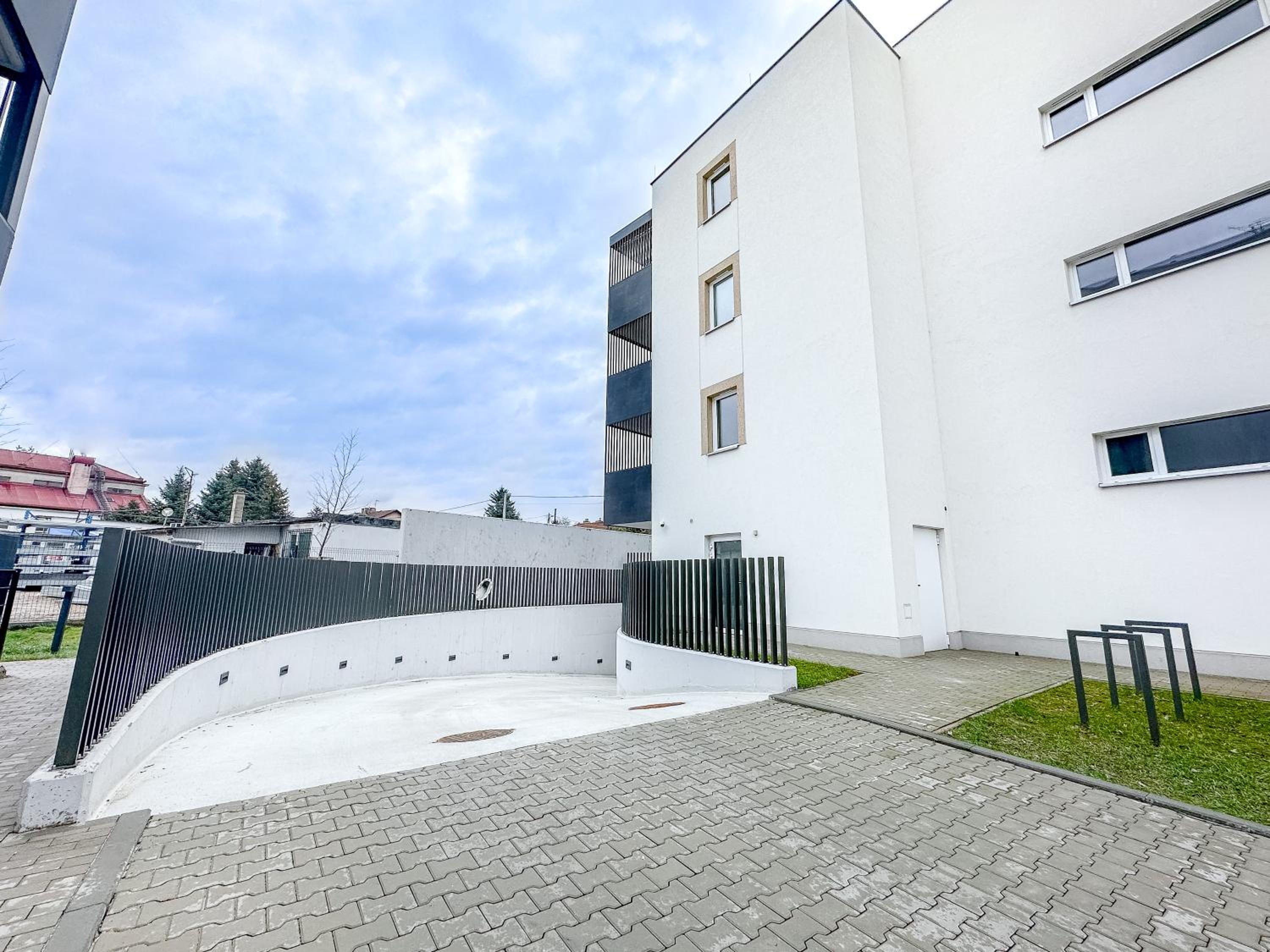Krakowska Oaza Komfortu - Apartament Premium z Garażem