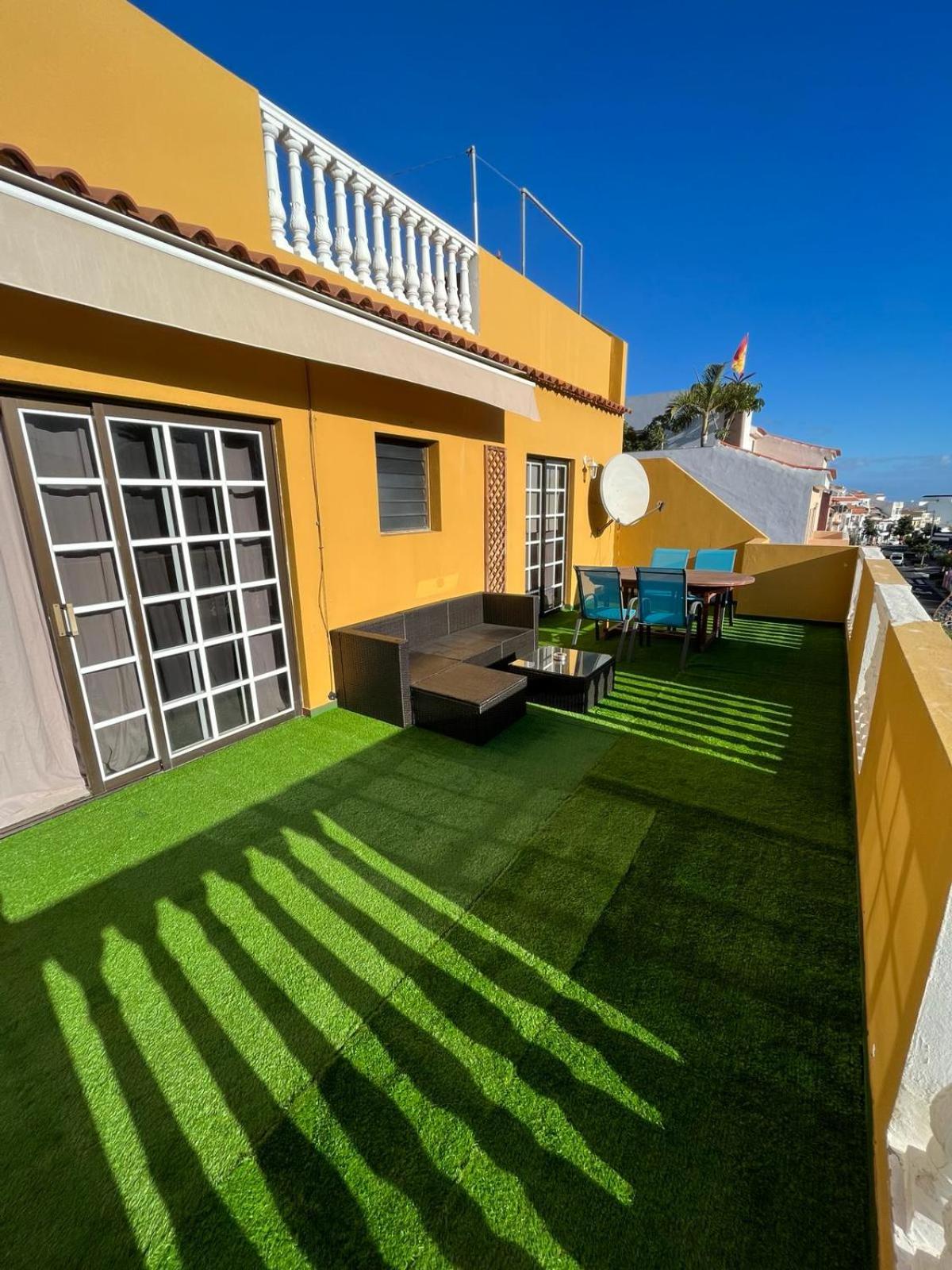 Hotel Große Terrasse mit Esstisch, Markise. Einfach - Image 1