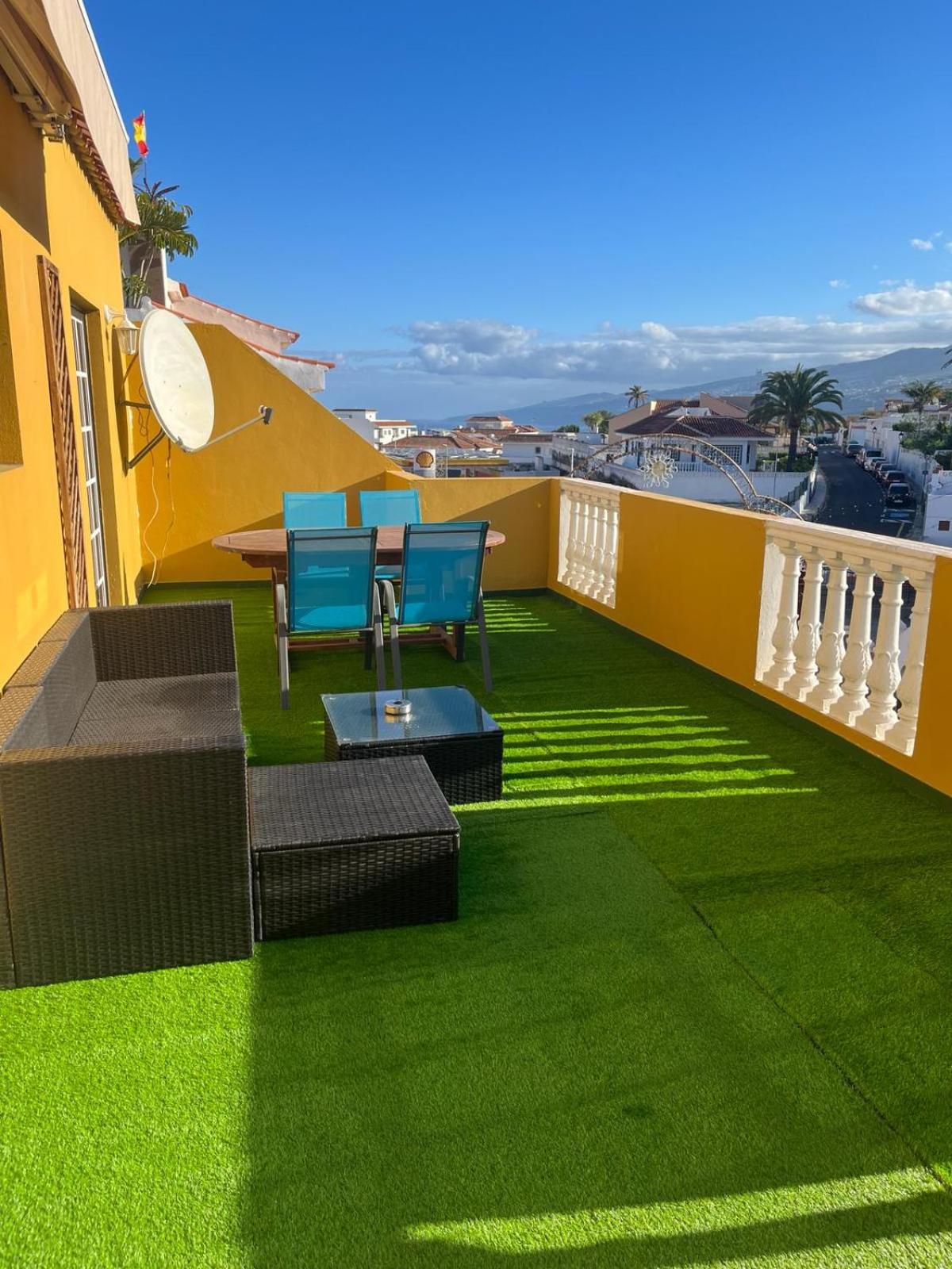 Große Terrasse mit Esstisch, Markise. Einfach