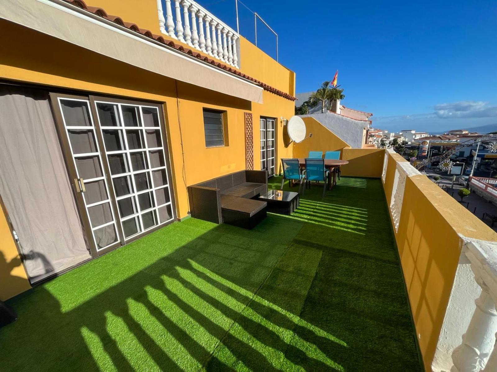 Große Terrasse mit Esstisch, Markise. Einfach