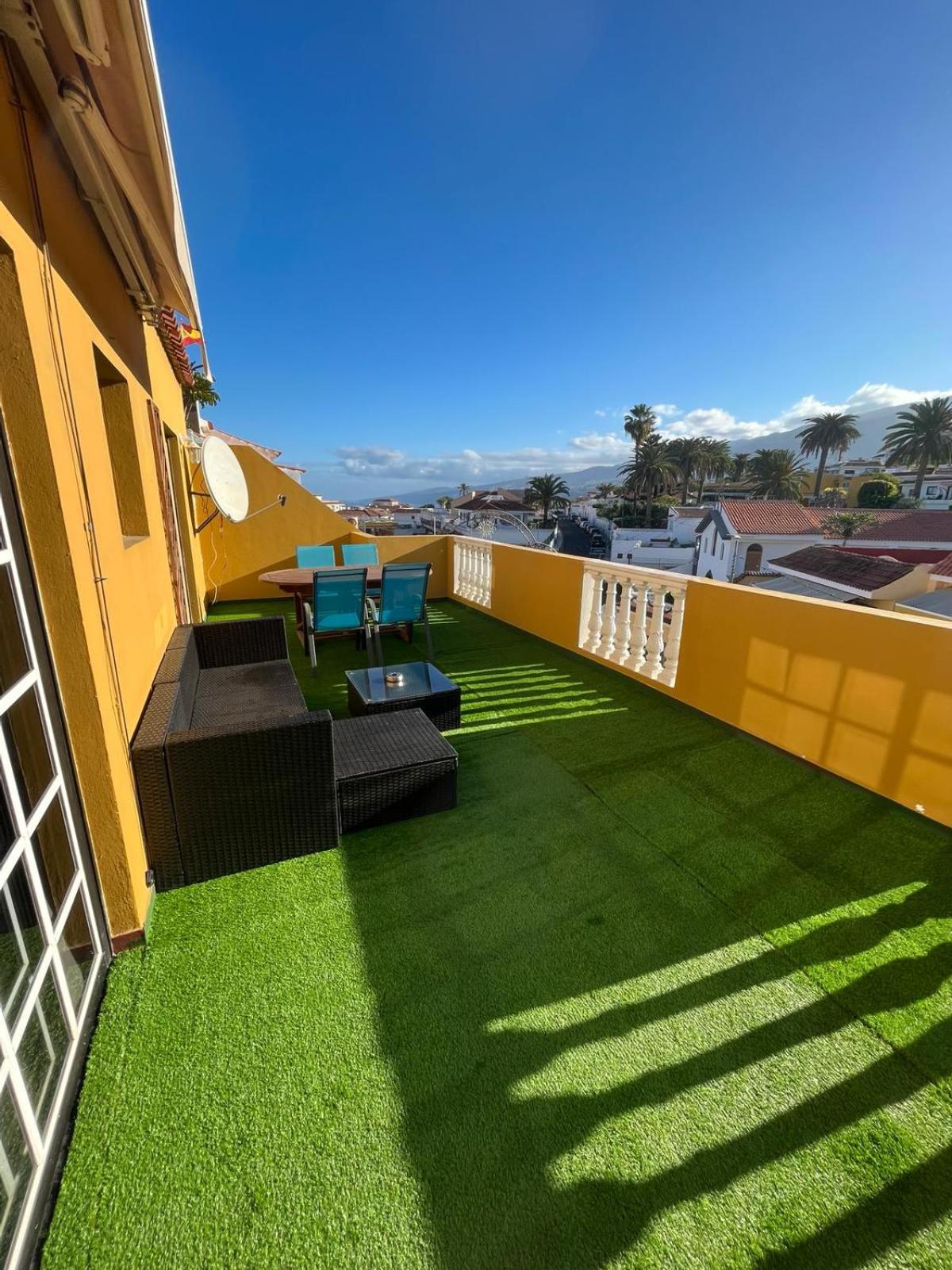 Große Terrasse mit Esstisch, Markise. Einfach