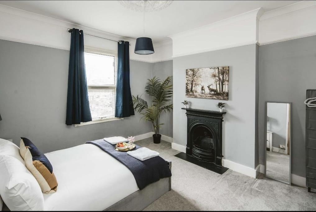 Spacious 4 bed house in Croydon with parking for x2 cars! - Photo ID Required view 2