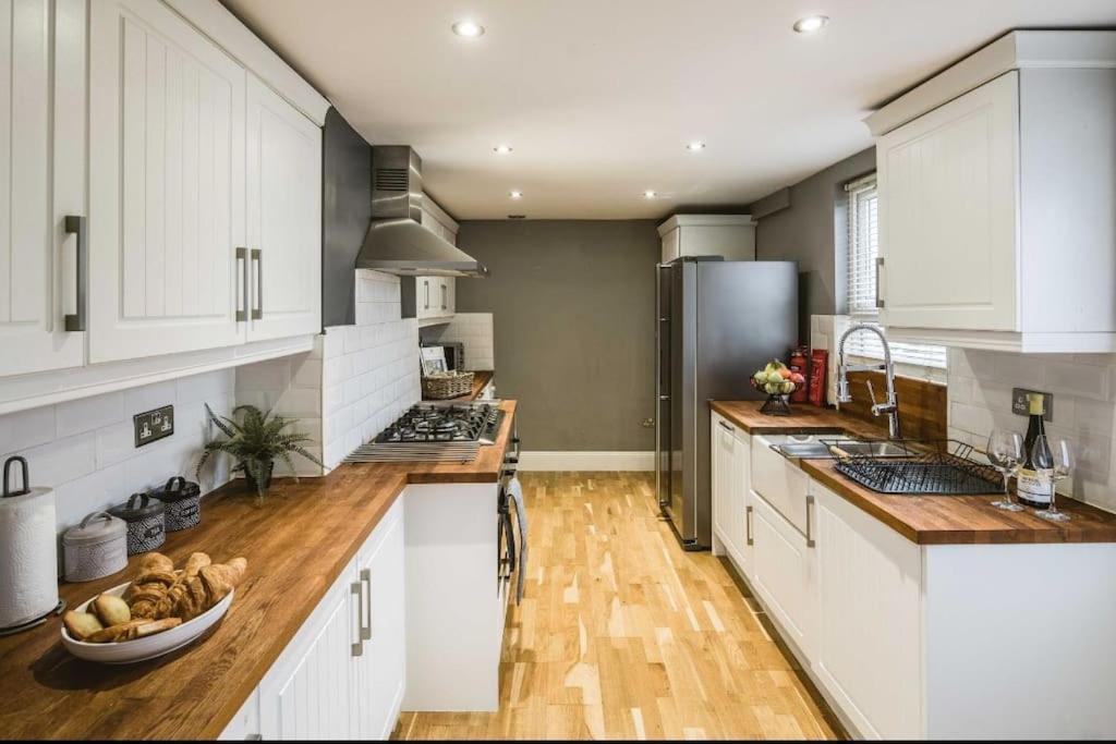 Spacious 4 bed house in Croydon with parking for x2 cars! - Photo ID Required view 5