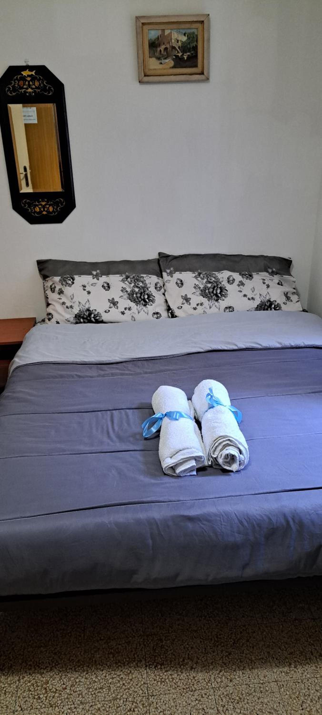 A Compact Room at Abramo Lincoln with shared Bathroom view 4