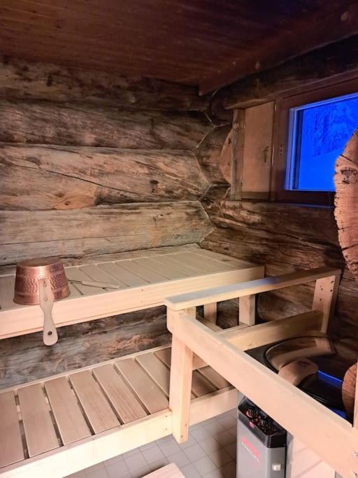 Kelohonkamökki ja 2 x hissilippu