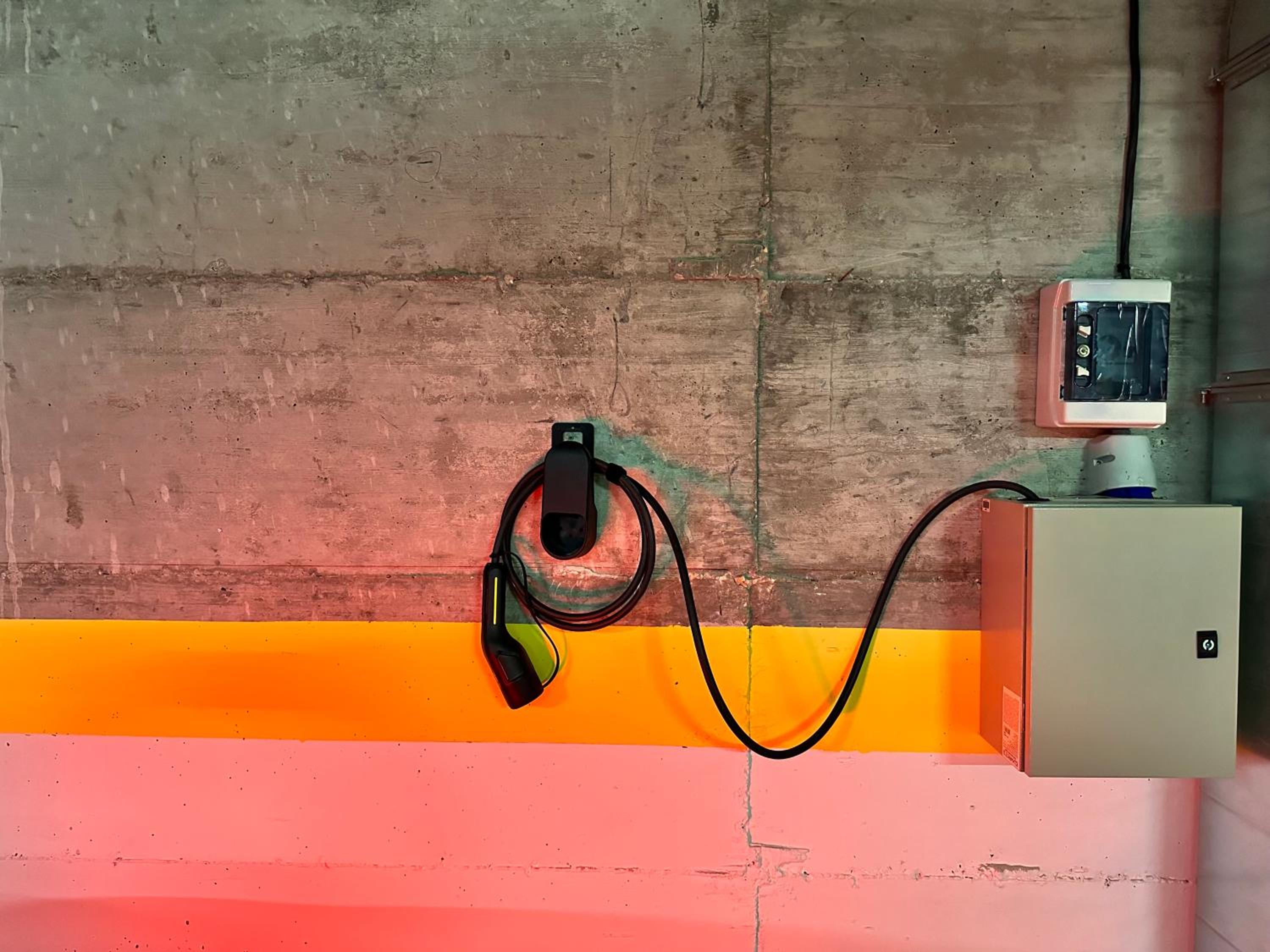 New Modern & Cozy apartment with FREE Private parking and EV charging station