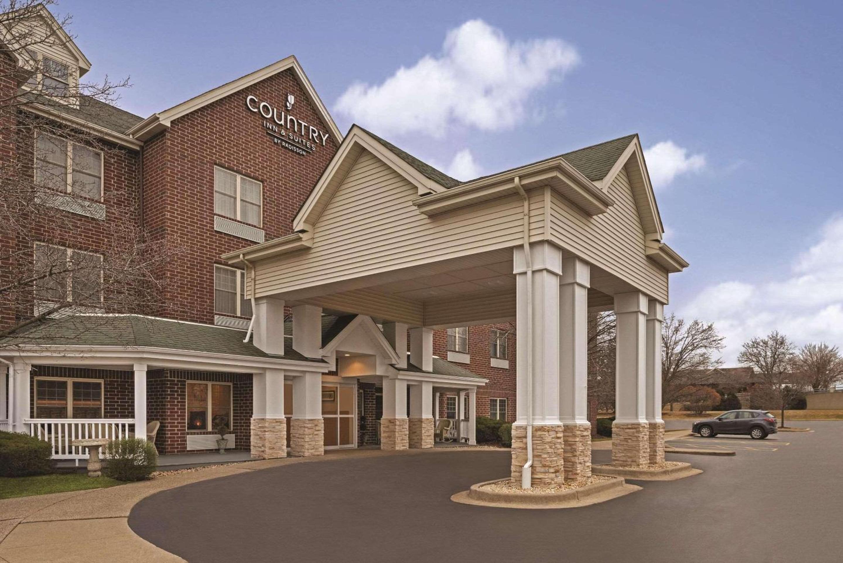 Hotel Country Inn & Suites by Radisson, Schaumburg, IL - Image 1