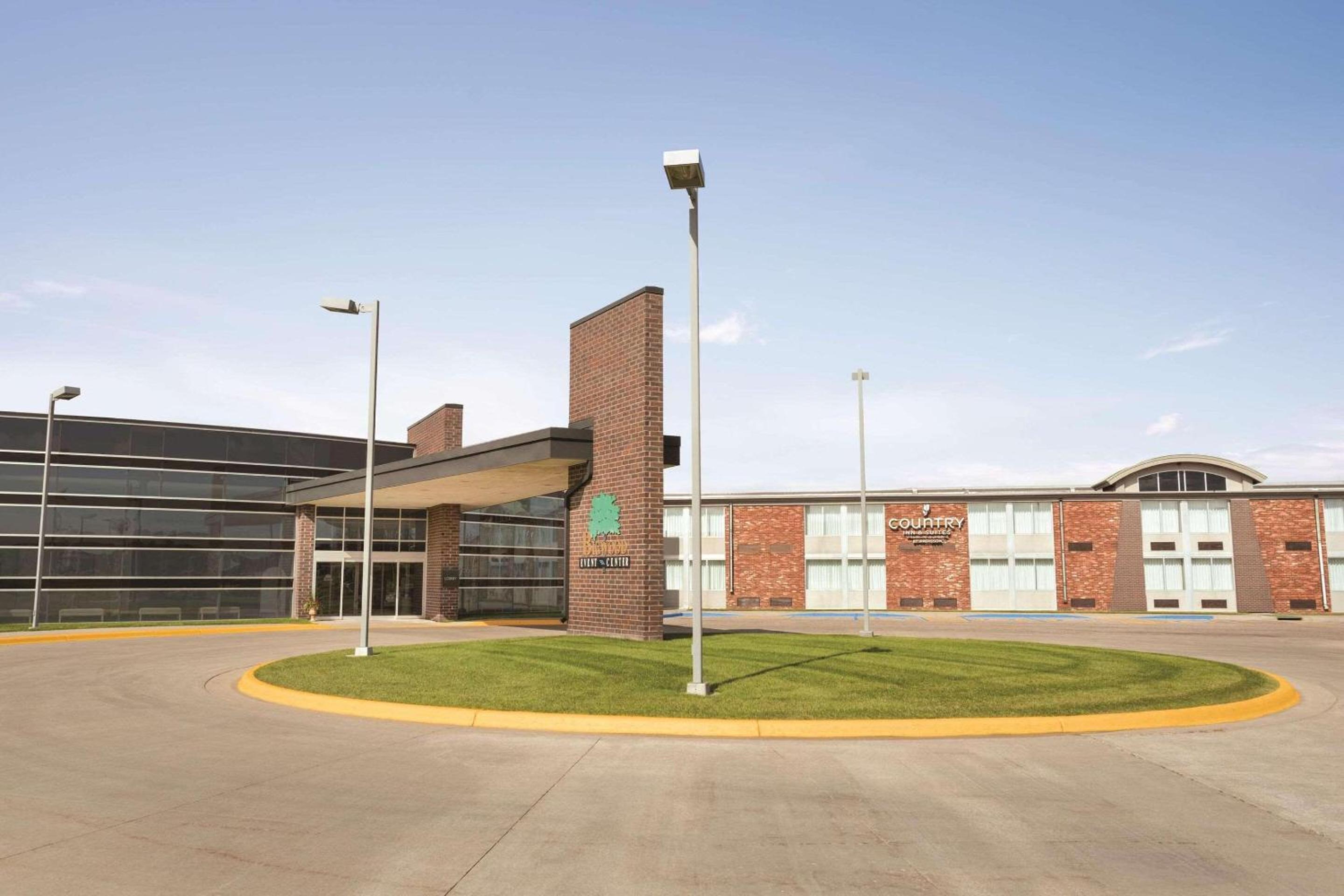 Hotel Country Inn & Suites by Radisson, Fergus Falls, MN