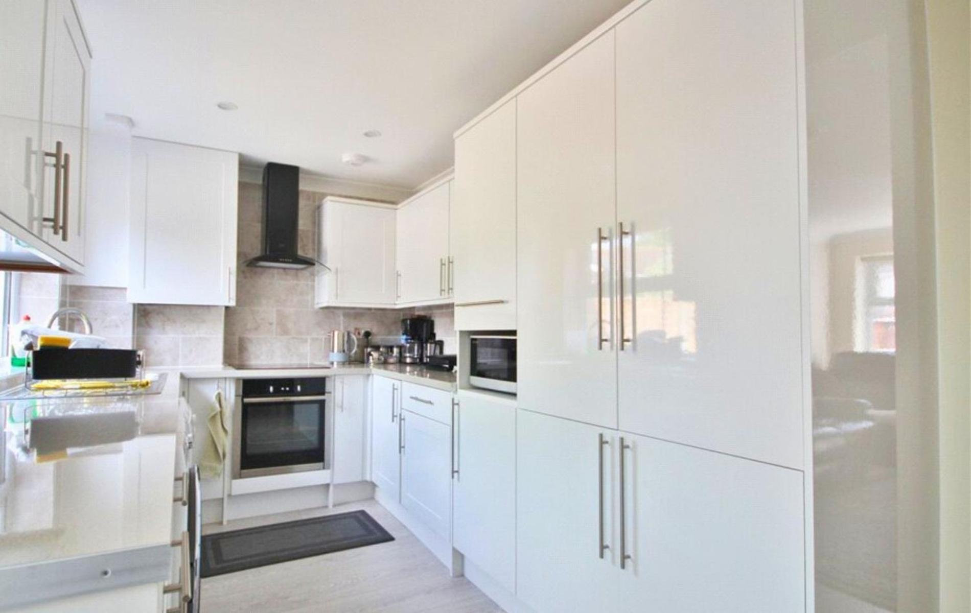 Addlestone Stylish Spacious Three Bedroom House view 3