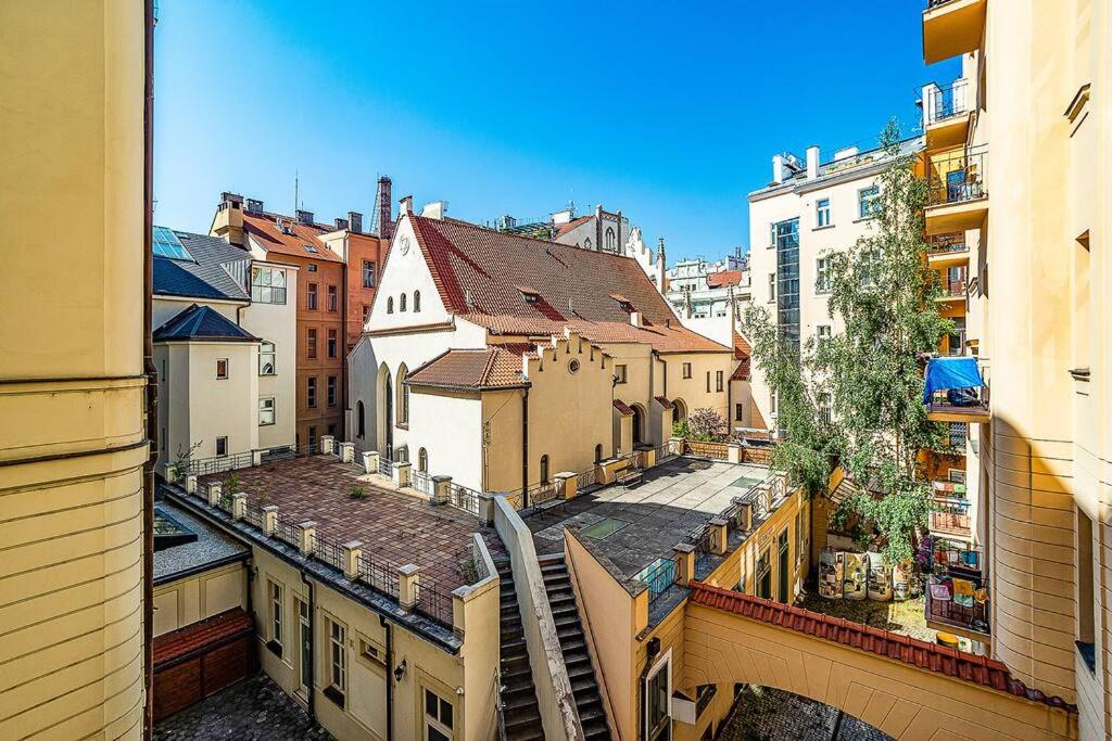 Charming Apartment with Balcony in Pařížská street