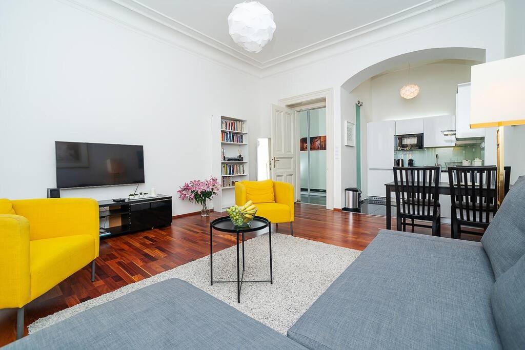 Charming Apartment with Balcony in Pařížská street