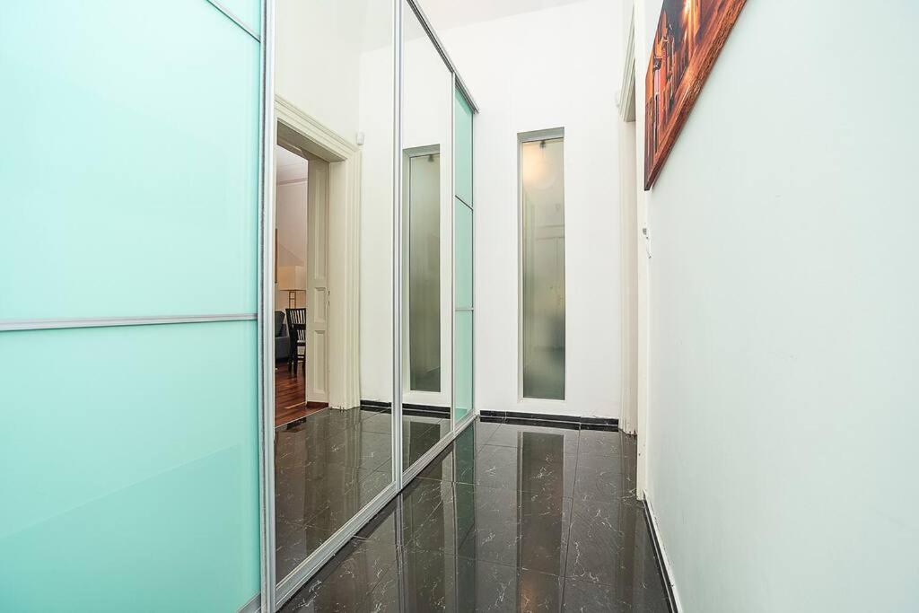 Charming Apartment with Balcony in Pařížská street