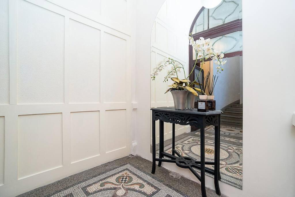 Charming Apartment with Balcony in Pařížská street