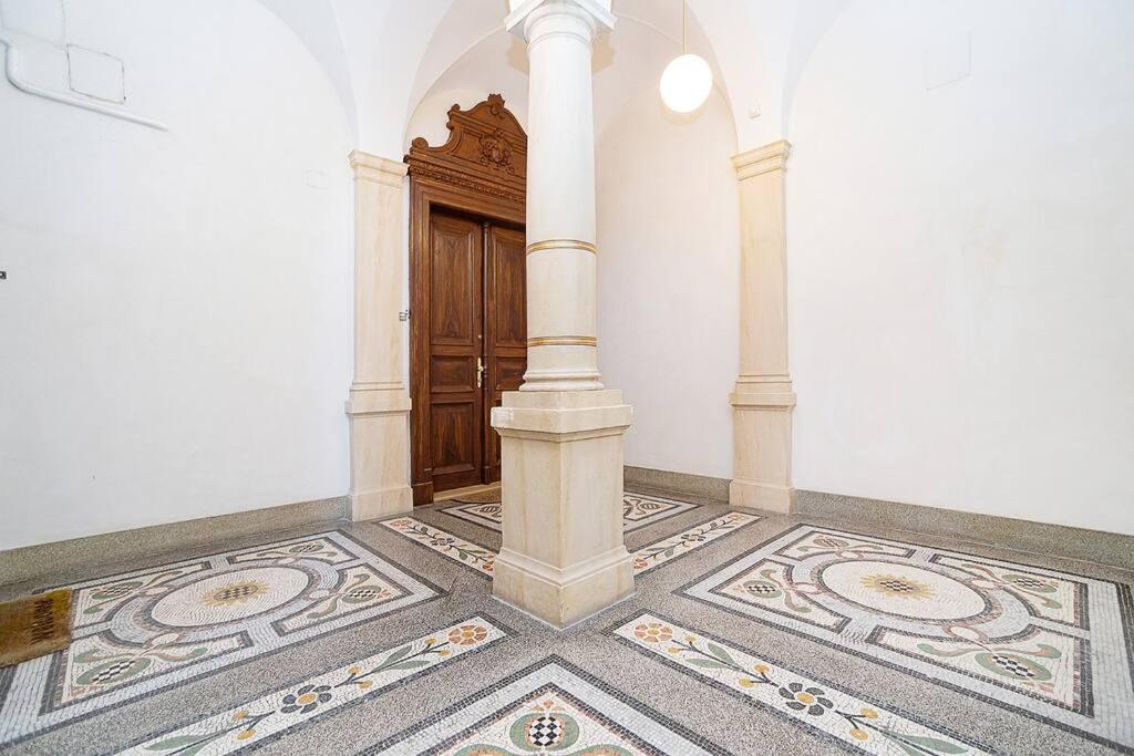 Charming Apartment with Balcony in Pařížská street