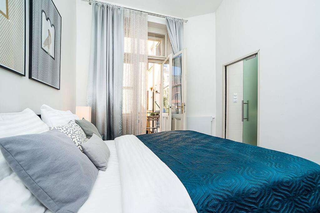 Charming Apartment with Balcony in Pařížská street