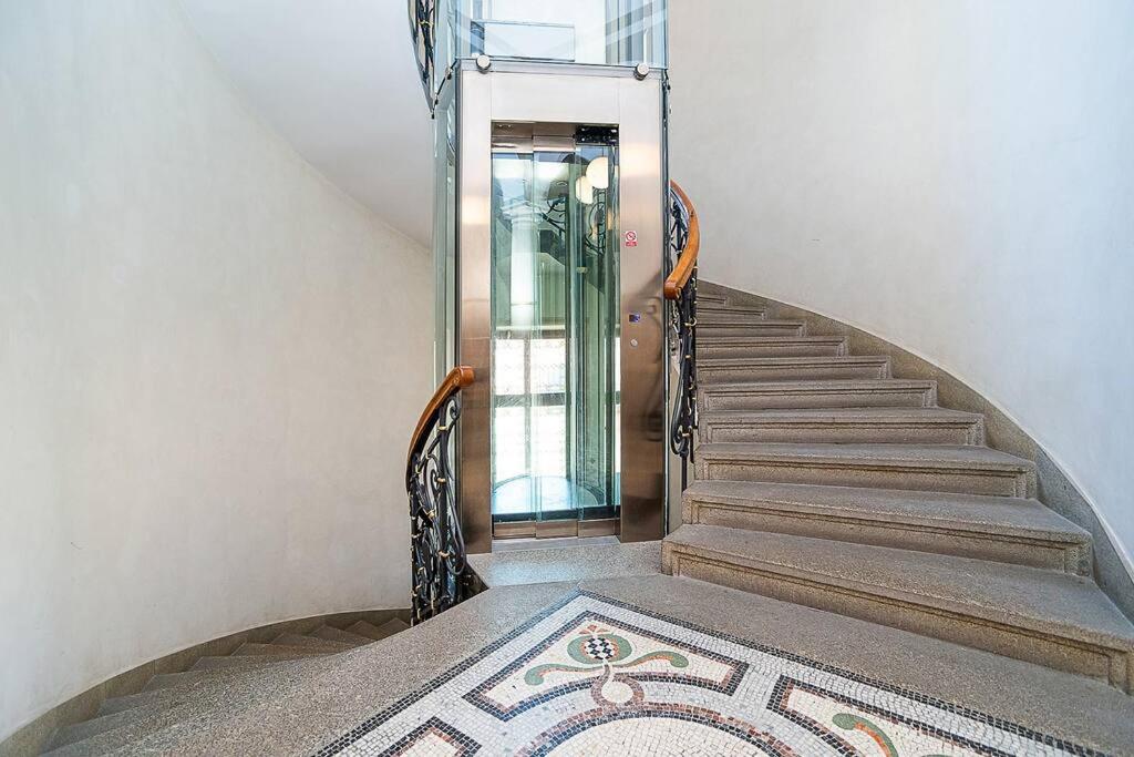Charming Apartment with Balcony in Pařížská street