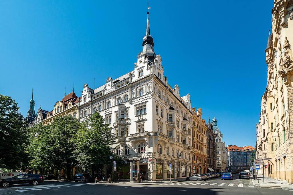 Charming Apartment with Balcony in Pařížská street