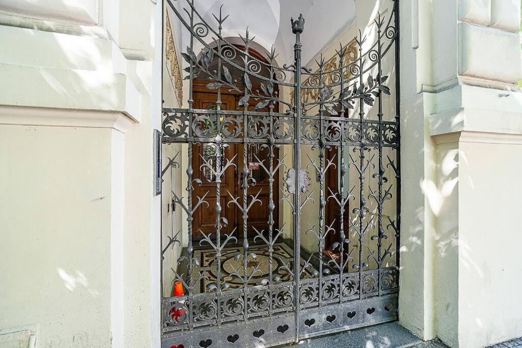 Charming Apartment with Balcony in Pařížská street