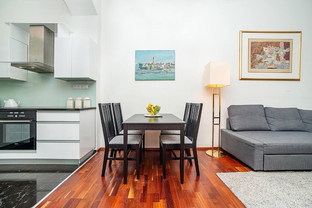 Charming Apartment with Balcony in Pařížská street