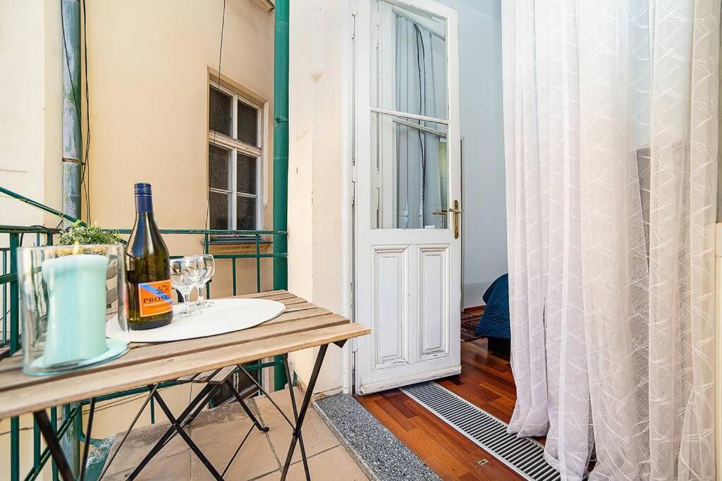 Charming Apartment with Balcony in Pařížská street
