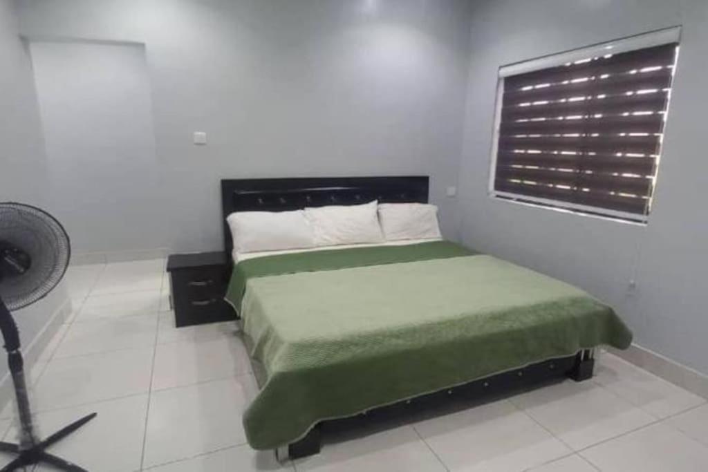 Luxe Living:4Bed, TV, Pool& WiFi view 3