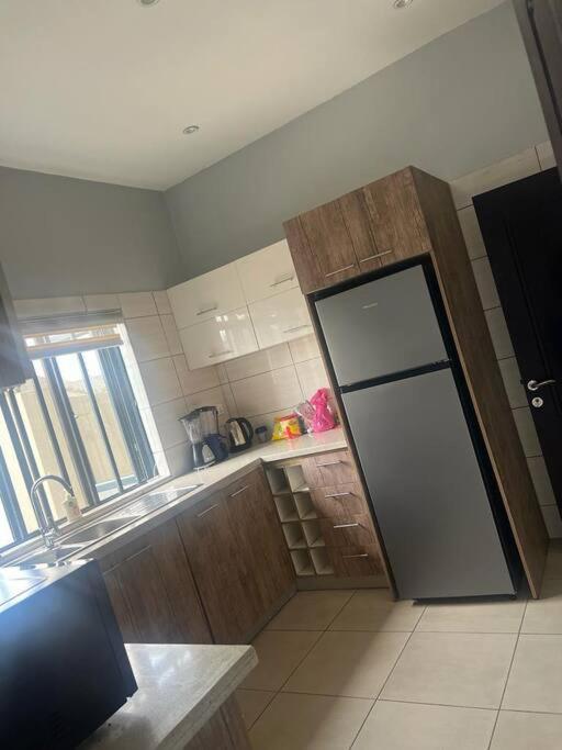 Luxe Living:4Bed, TV, Pool& WiFi view 4