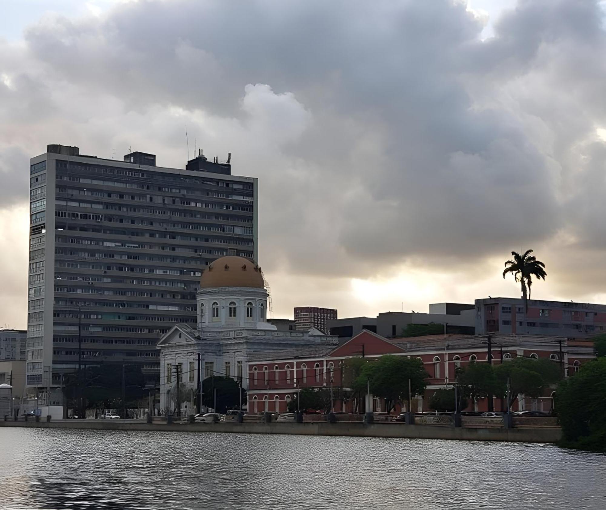 Aconchegante, ótima localização e vista para o mar