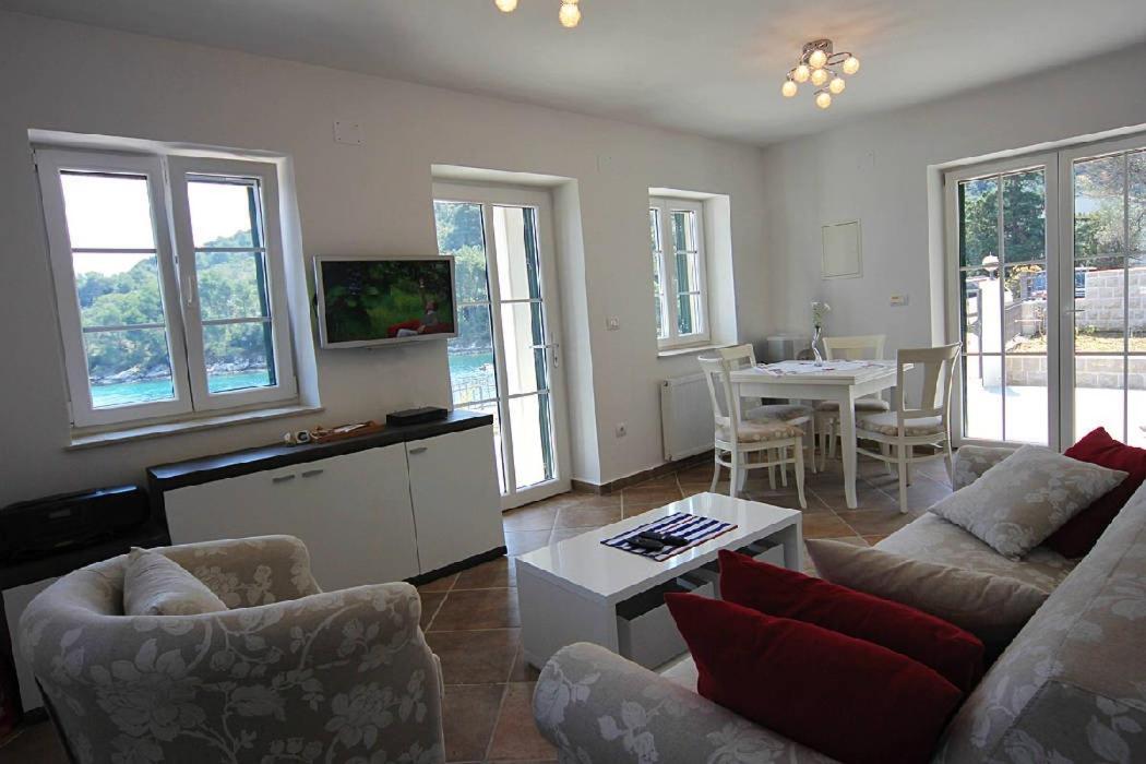 Villa Regalo on Hvar, beach front view 4