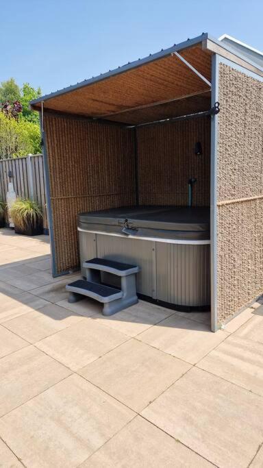 Cabana incl boat, jacuzzi,subboarts on a quiet park with private parking view 3