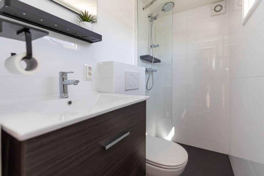 Cabana incl boat, jacuzzi,subboarts on a quiet park with private parking view 4