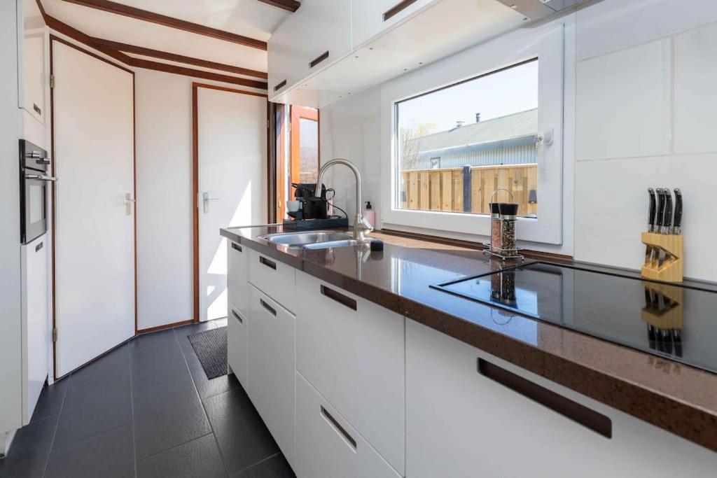 Cabana incl boat, jacuzzi,subboarts on a quiet park with private parking view 5