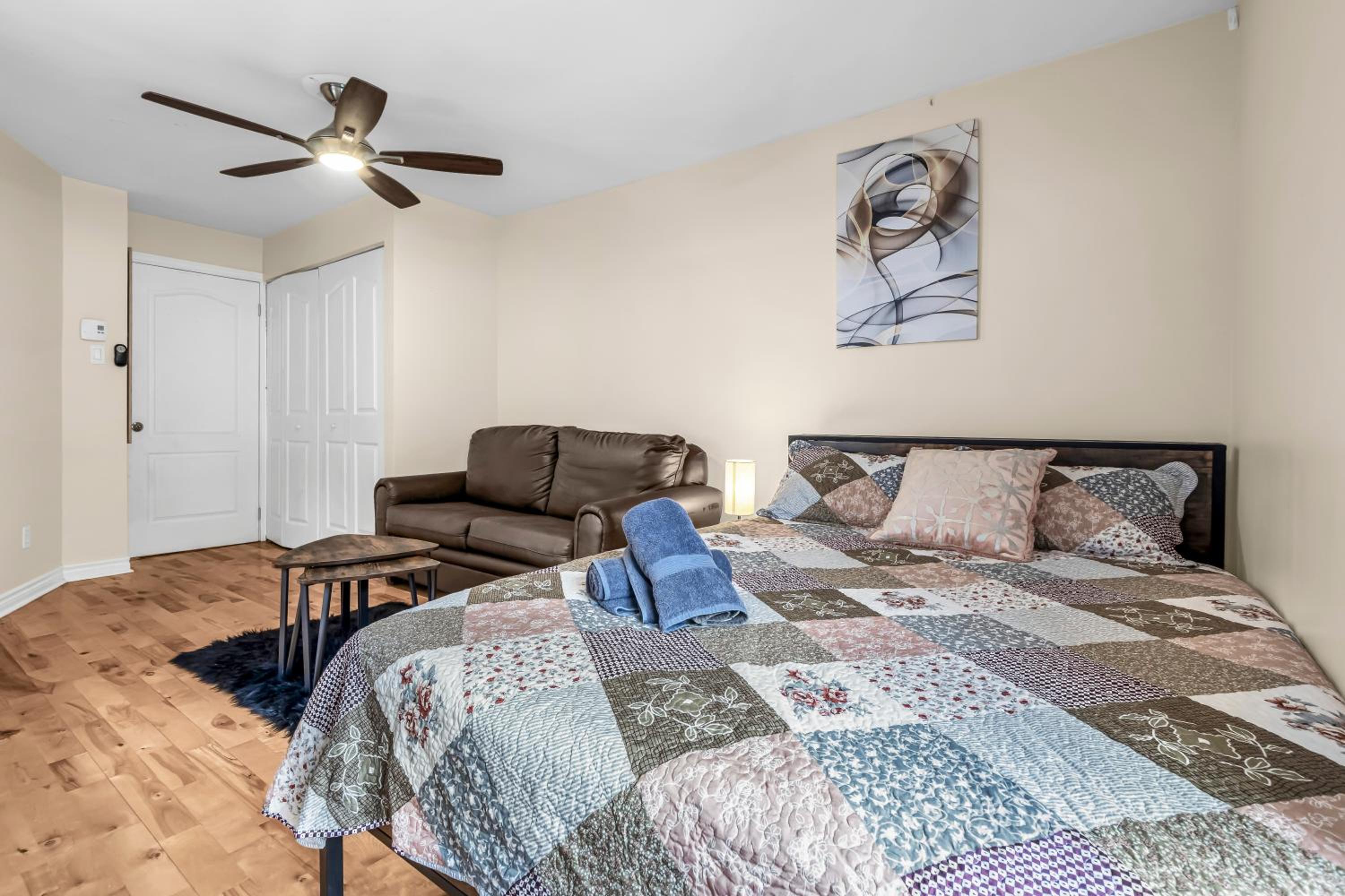 DUPLEX FOR GROUP STAY_MONT-ROYAL