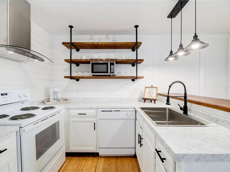 WOW 103 Cool Condo Near Downtown w Bunks view 5