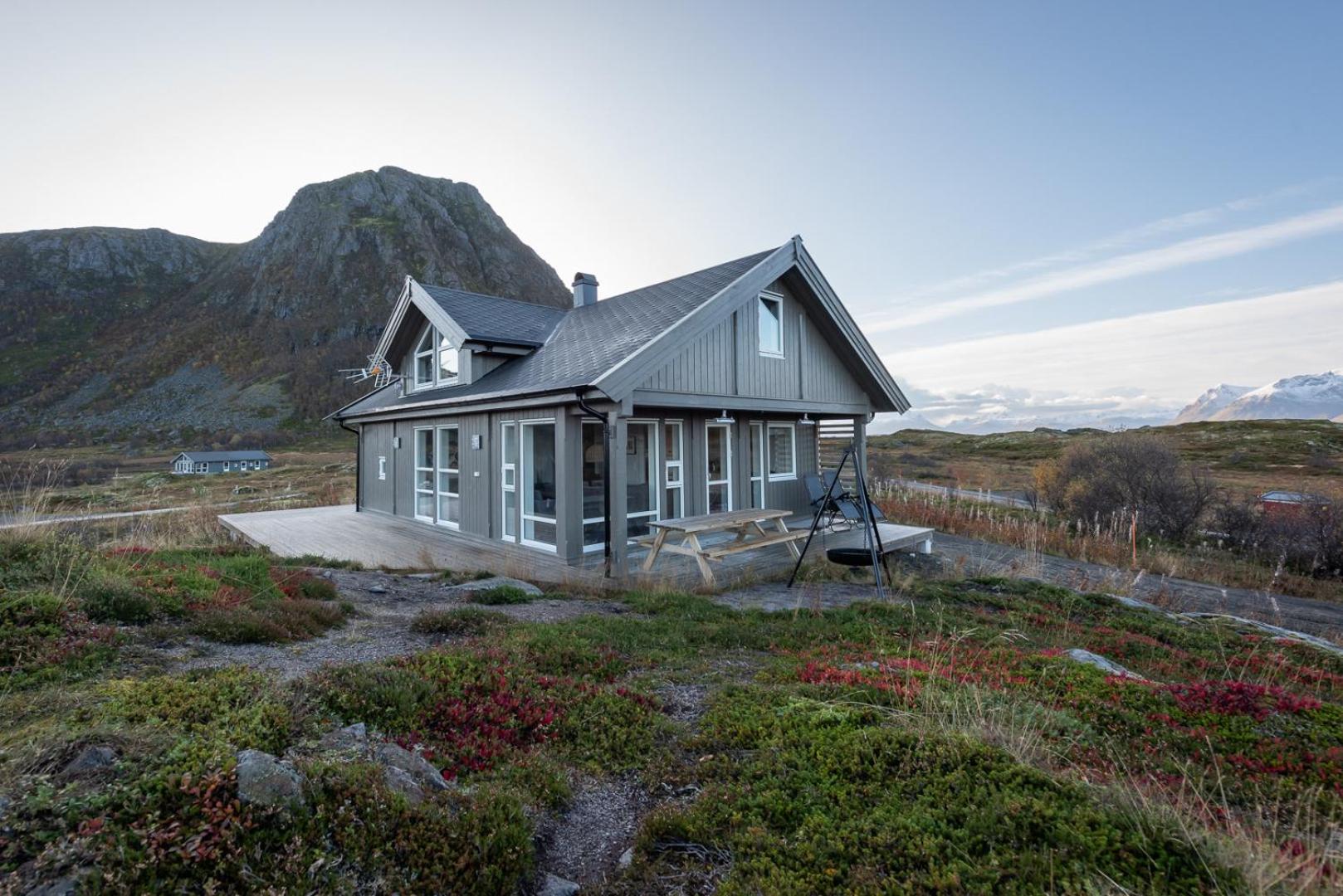 Lofoten Midnightsun Northern lights Golf Beach Horses view 4