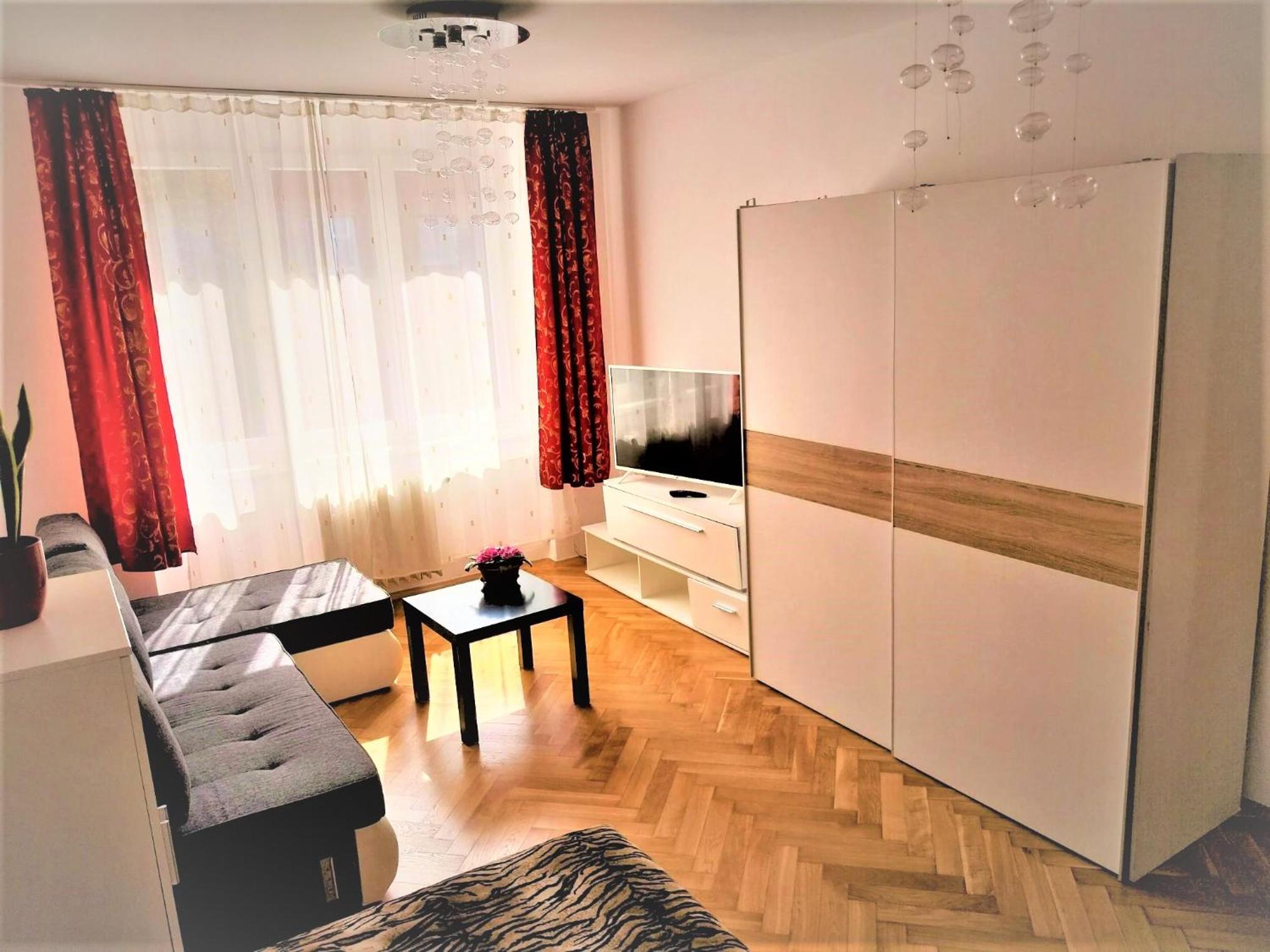 Parking free one room with Netflix in shared flat with a woman in next room and shared bathroom and kitchen