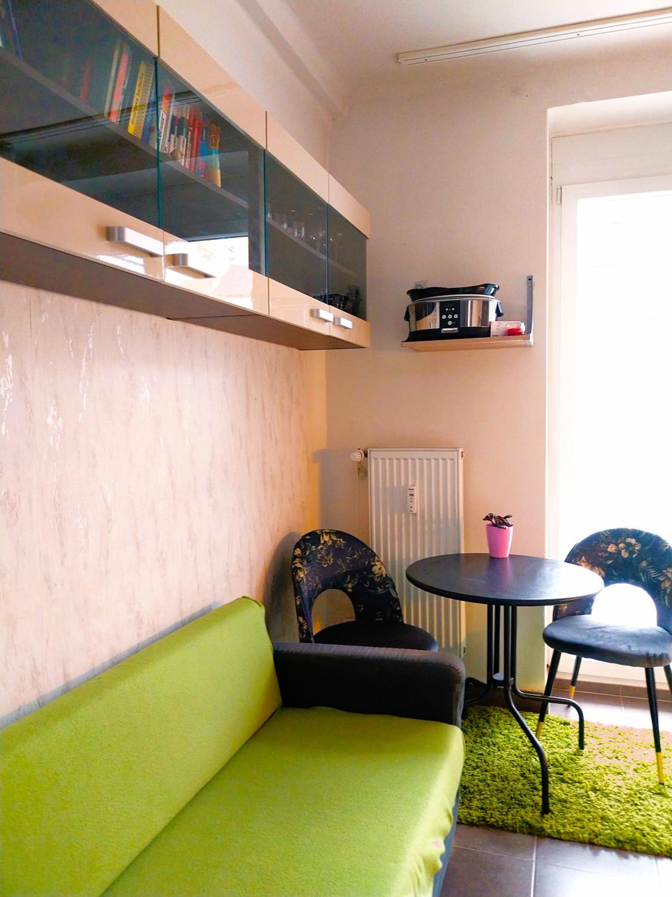 Parking free one room with Netflix in shared flat with a woman in next room and shared bathroom and kitchen