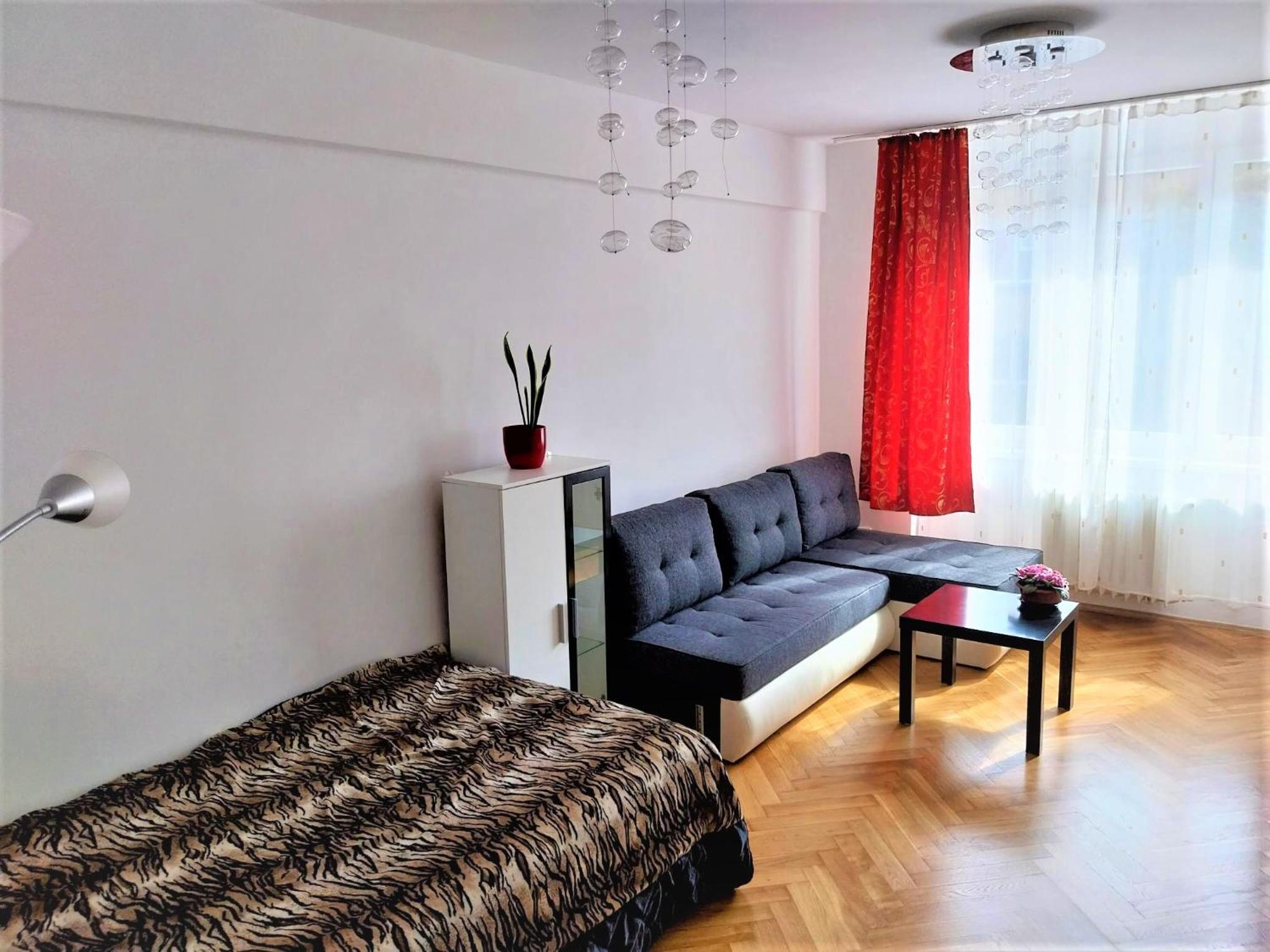 Parking free one room with Netflix in shared flat with a woman in next room and shared bathroom and kitchen