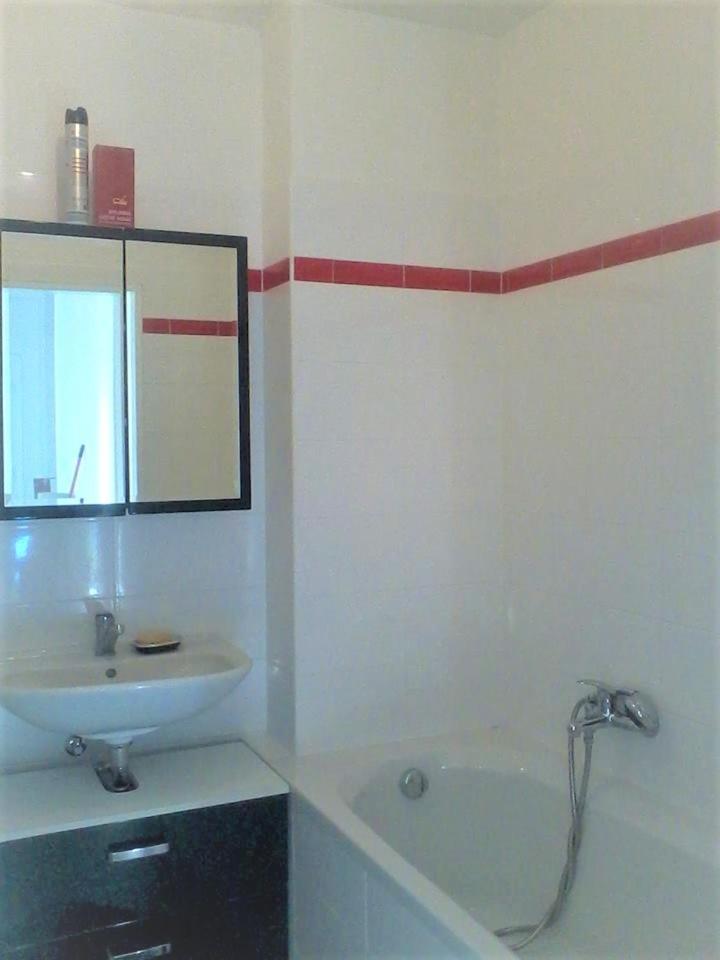 Parking free one room with Netflix in shared flat with a woman in next room and shared bathroom and kitchen