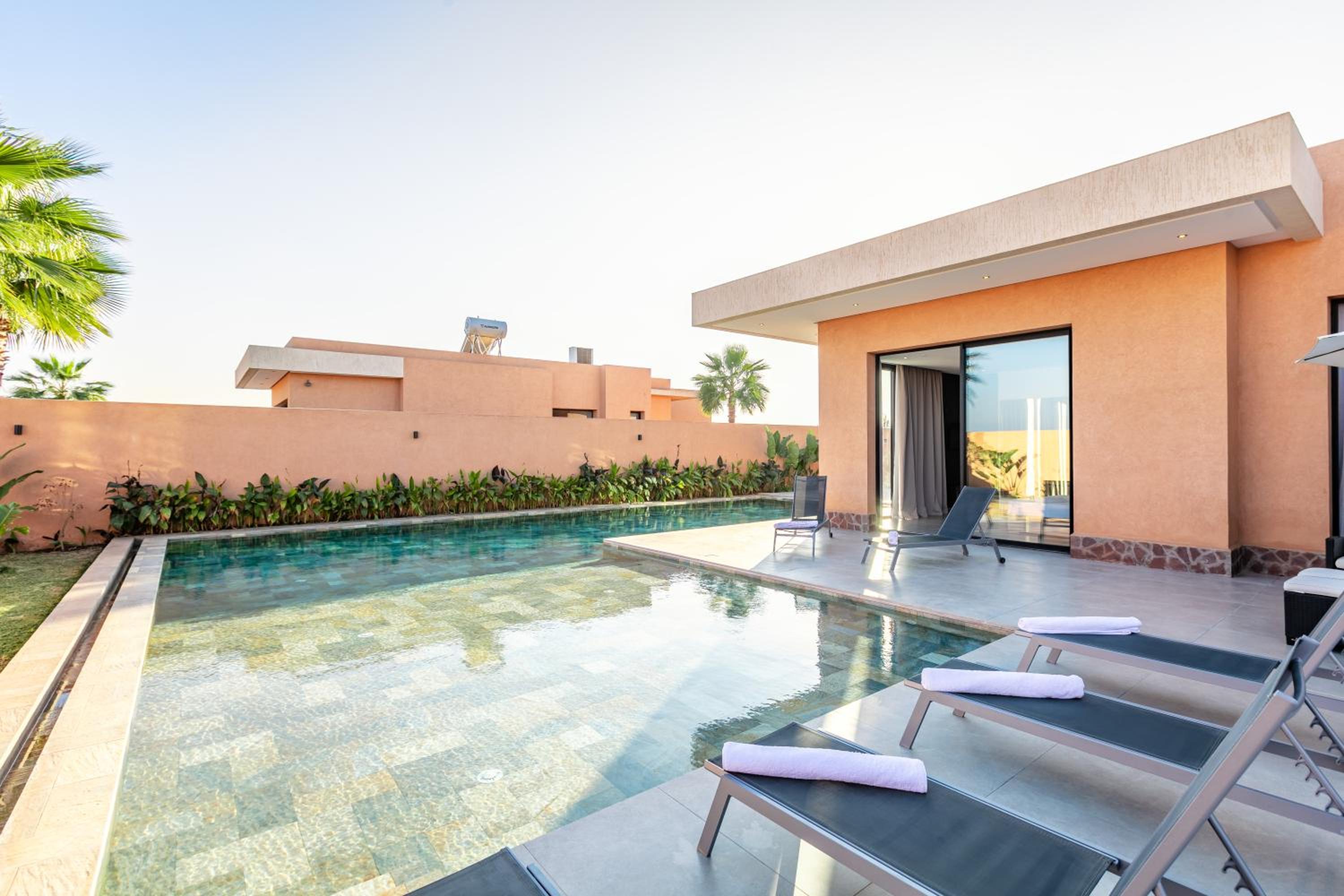 Villa Perle Rouge, Piscine , Cuisinière, Billard, playStation5 view 3