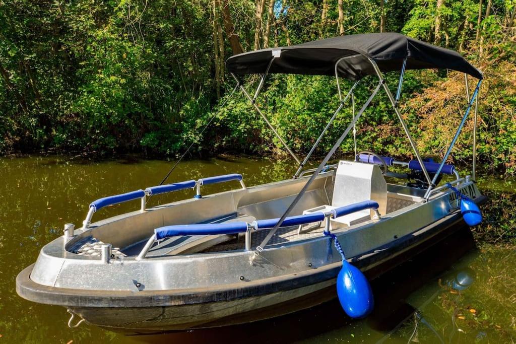Bohemian included boat supboards and pool 5 minutes by boat from parking to the bohemien view 3