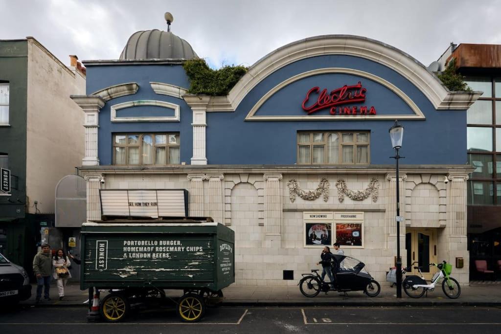 King beds apartment with en-suite, private balcony and elevator by iconic Portobello Market