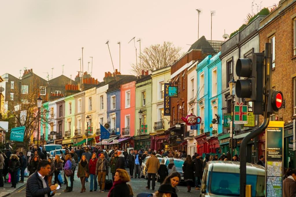 King beds apartment with en-suite, private balcony and elevator by iconic Portobello Market