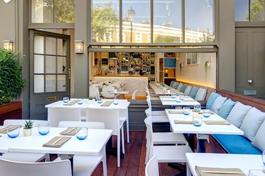 King beds apartment with en-suite, private balcony and elevator by iconic Portobello Market