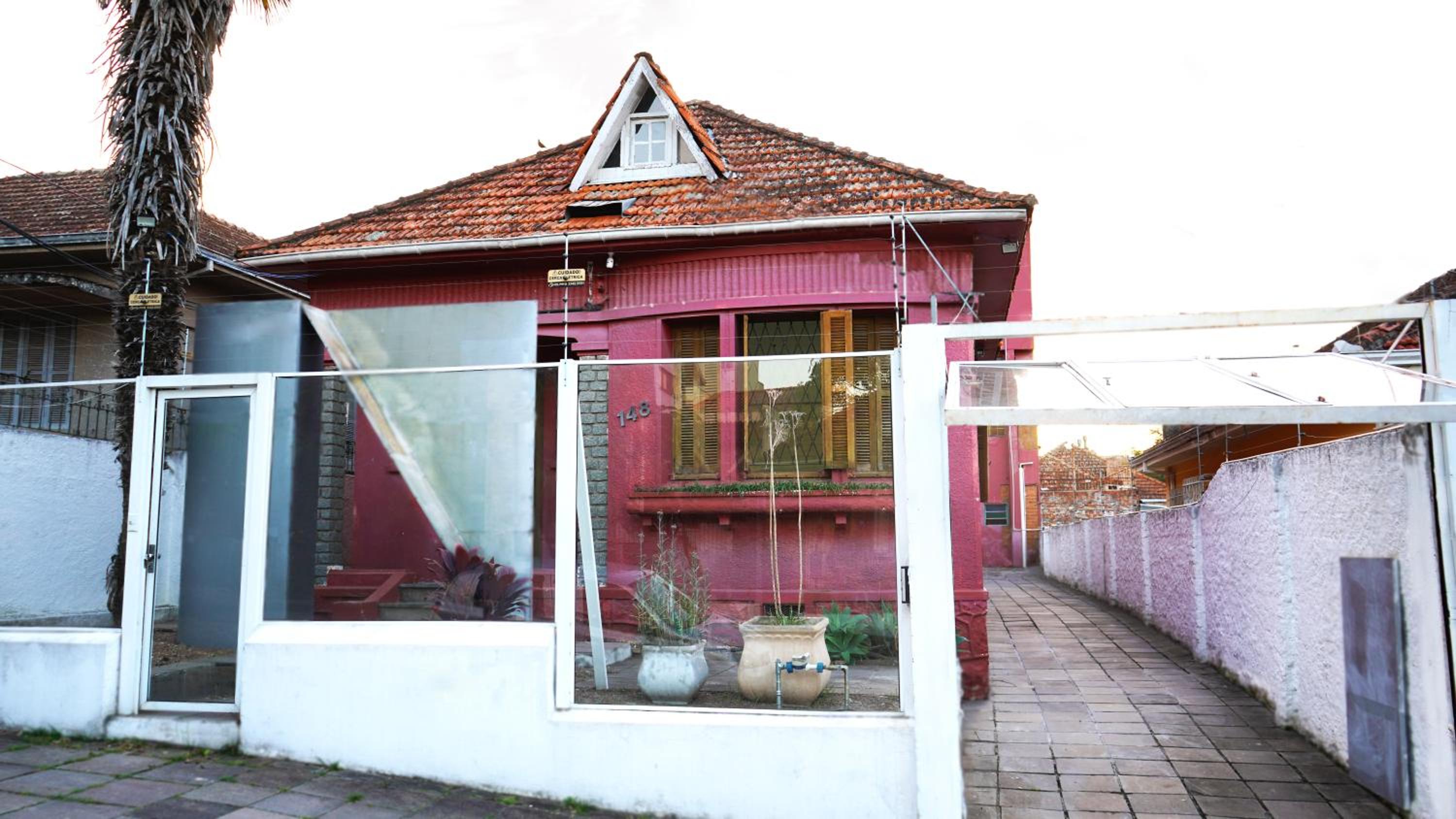 Casa antiga, linda ótima localização prox ao shopping