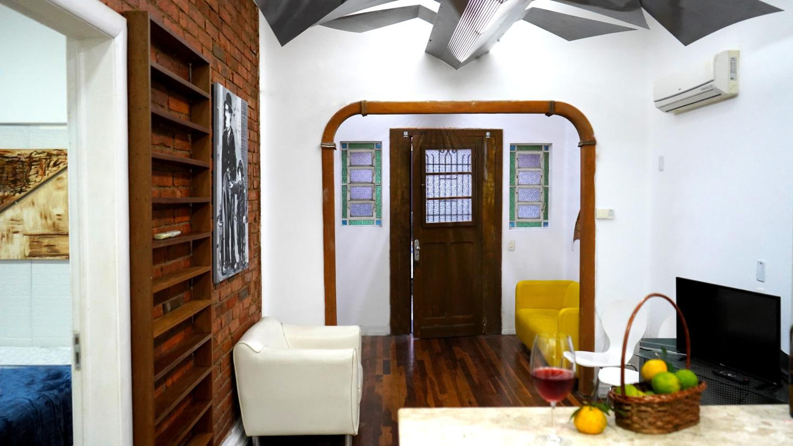 Casa antiga, linda ótima localização prox ao shopping