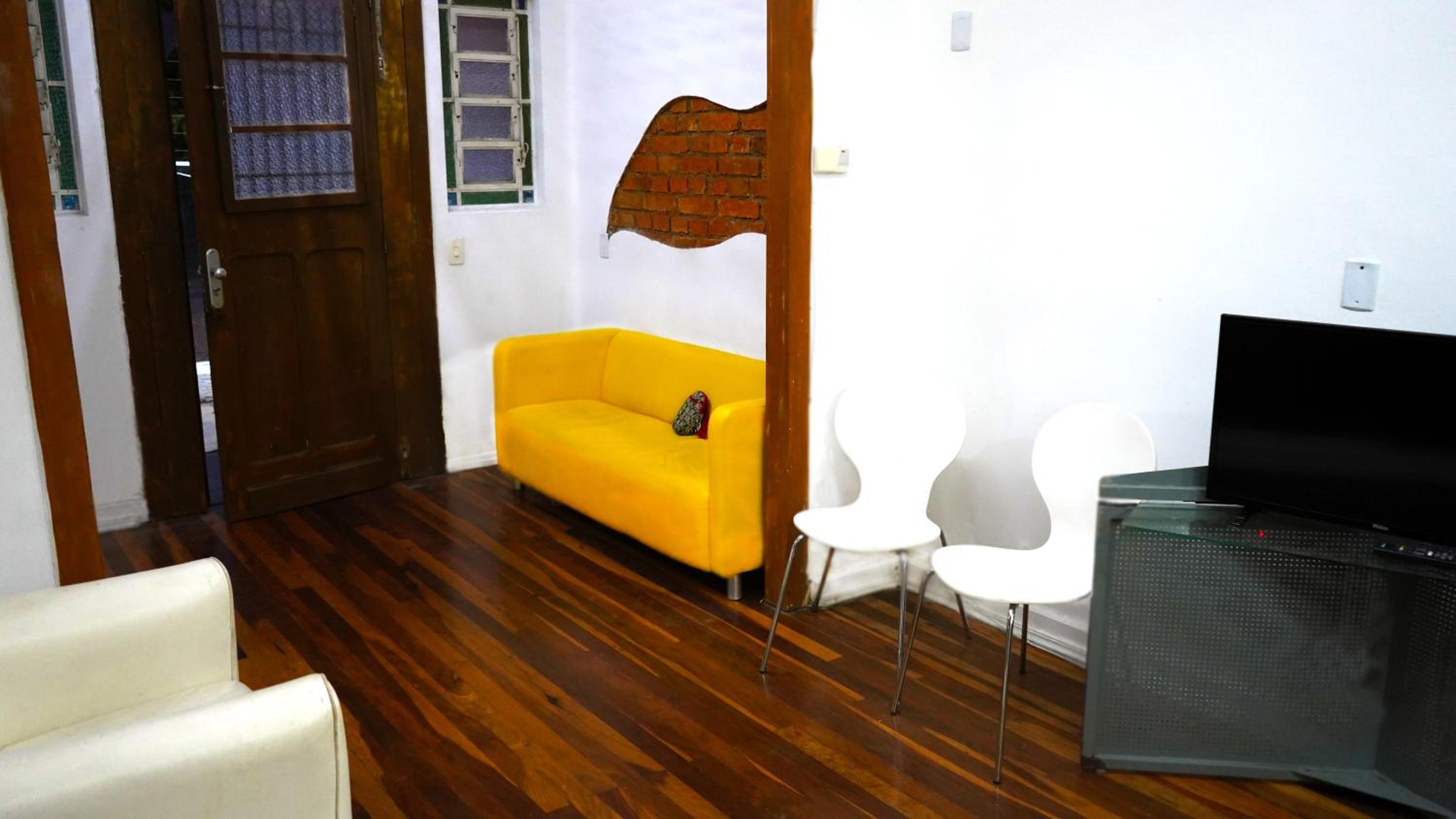 Casa antiga, linda ótima localização prox ao shopping