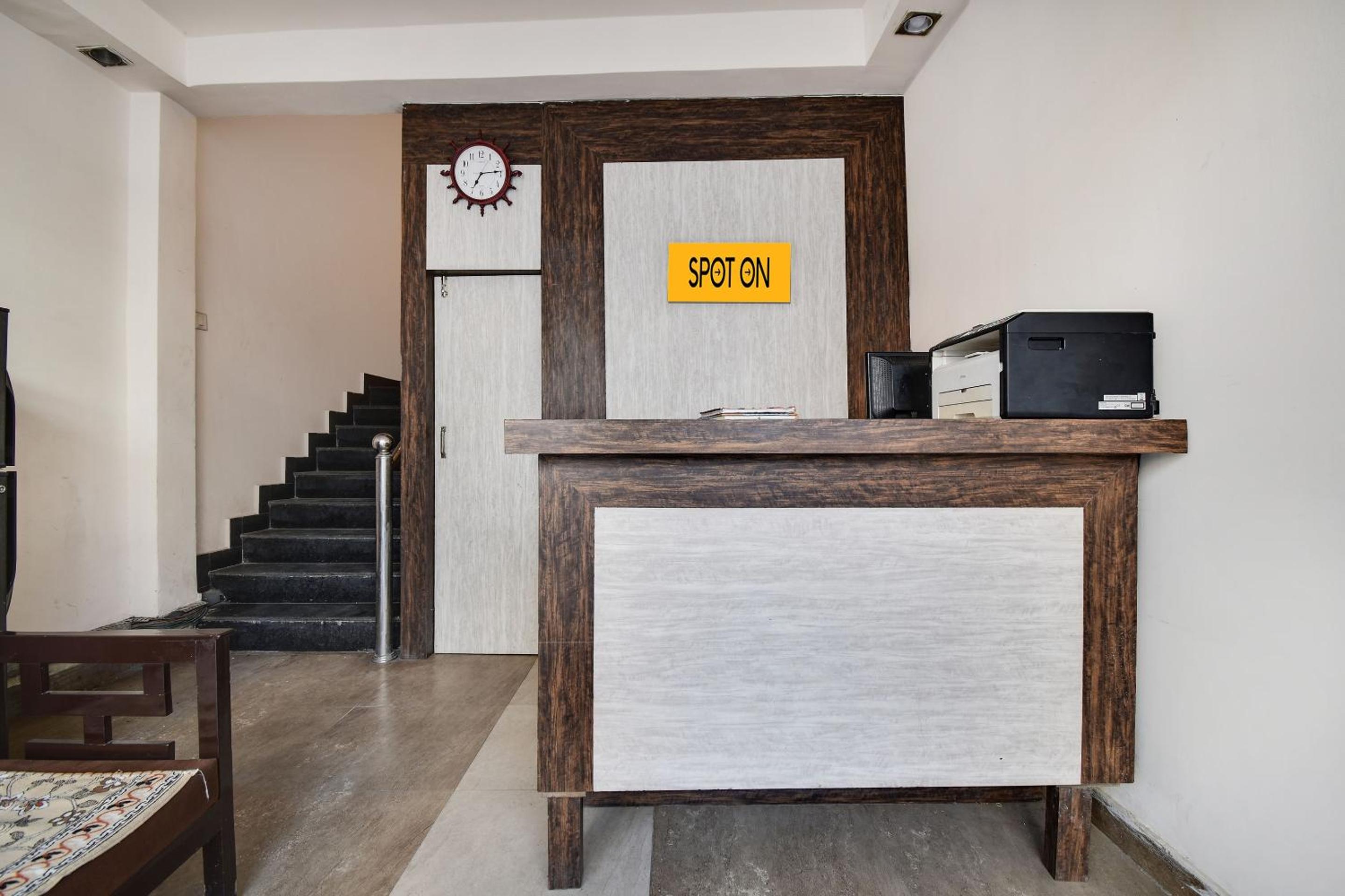Hotel O Crown Plaza