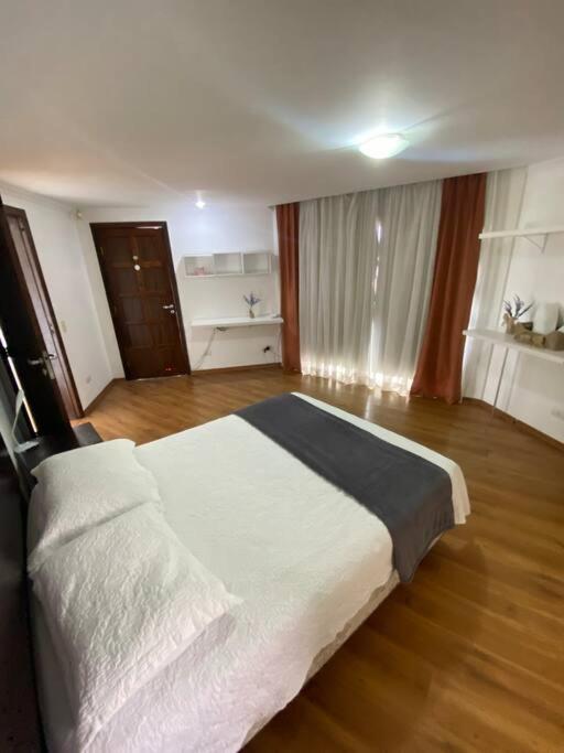 Sobrado espaçoso em Santa felicidade