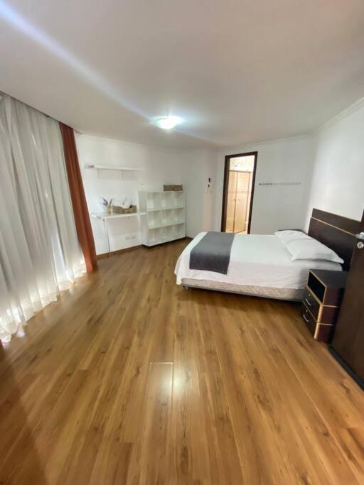 Sobrado espaçoso em Santa felicidade