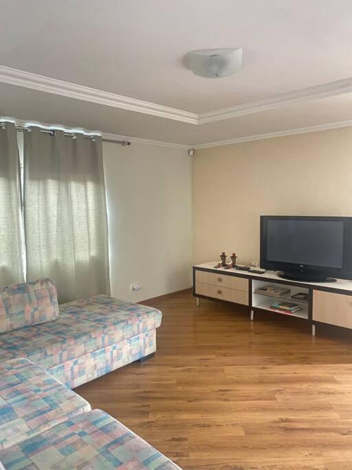Sobrado espaçoso em Santa felicidade